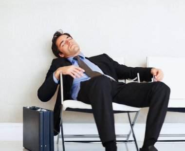İş adamı, havaalanında uyku ve vaka, seyahat yüzünden sandalye ya da yorgunluk, aşırı çalışma ya da takım elbise içinde tükenme. Girişimci, evrak çantası ve dinlenmek için yorgun, bitkin ya da kurumsal iş için stresli bavul.