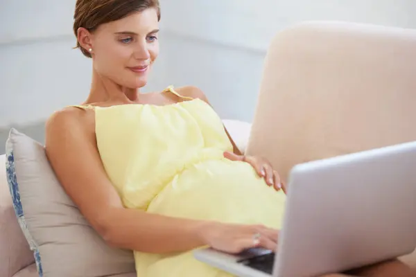 Relaxujte Těhotná Žena Notebooku Obývacím Pokoji Pro Péči Děti Webové — Stock fotografie