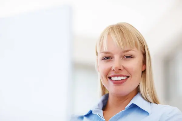 Retrato Sonrisa Mujer Negocios Oficina Empresa Corporativa Lugar Trabajo Espacio — Foto de Stock