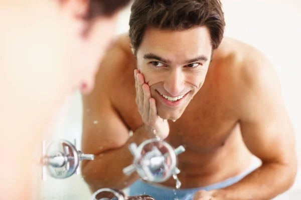 Muž Mytí Obličeje Úsměv Vodou Pro Čištění Koupelně Zrcadlo Odraz — Stock fotografie
