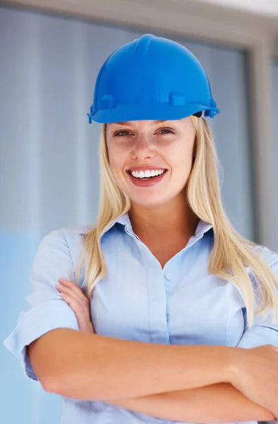 建筑学 为建筑工地的安全而树立自信的快乐女人的肖像和头盔 土木工程 项目管理和财产开发 携带武器的女承包商 — 图库照片