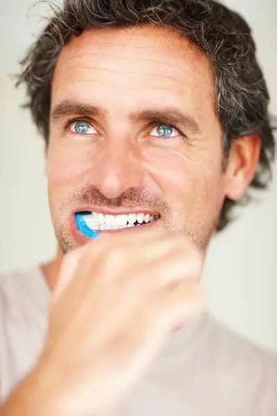 Zubní Muž Tvář Úsměvem Nebo Kartáček Zuby Pro Ranní Rutinu — Stock fotografie