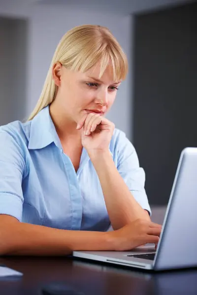 Laptop Myślenie Kobieta Biznesu Biurze Pracy Online Czytanie Strony Internetowej — Zdjęcie stockowe