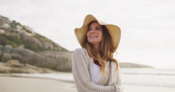 Natura Cappello Donna Felice Sulla Spiaggia Piedi Vacanze Estive Viaggi — Video Stock
