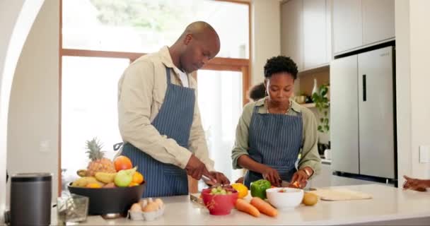 Famille Noire Mère Père Avec Enfants Cuisine Apprentissage Avec Légumes — Video