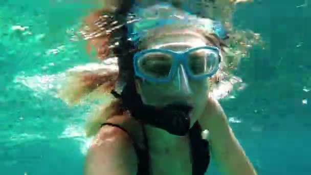シュノーケル セルフィー 女性は 海で平和 サイン 休日の冒険で泳いでいます スキューバダイビング マスク またはハンドジェスチャーで海で幸せまたは楽しい休暇で水中写真を撮った人 — ストック動画