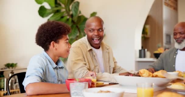 Šťastná Černá Rodina Dítě Stolu Oběd Večeři Společné Jídlo Doma — Stock video