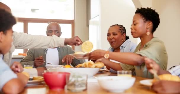 아프리카 아이들이 식탁에서 식사와 식사를 집에서 조부모 자녀와 결합을위한 긴장을 — 비디오