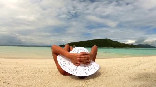 후면보기 경험을위한 휴식과 평화와 해변에 거짓말과 모자와 휴가를위한 하늘과 바다로 — 비디오