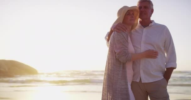 老夫妇 沙滩上拥抱日落 在假日结婚 户外和退休 热爱承诺 关心快乐的爱情关系 — 图库视频影像