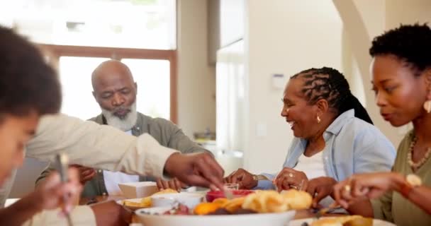 Φαγητό Οικογένεια Μαύρων Και Παιδιά Στο Τραπέζι Για Μεσημεριανό Βραδινό — Αρχείο Βίντεο