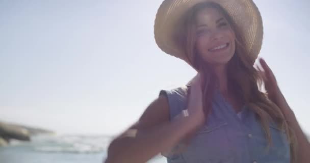 帽子和脸上的快乐的女人在海滩暑假 户外旅行和热带岛屿 在巴厘岛 与大海 阳光和能量在平静的海洋中度假 旅行和女孩 — 图库视频影像