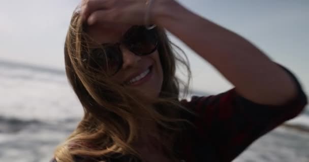 海滩边的微笑与自由 海洋边 户外和迈阿密度假边的旅行与和平 快乐的女性 自然中的波浪与海岸 海上的假期与风 放松与平静或健康 — 图库视频影像