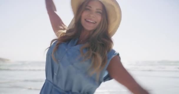 Słońce Śmiech Szczęśliwa Kobieta Kapeluszu Plaży Letnie Wakacje Podróże Tropikalnej — Wideo stockowe