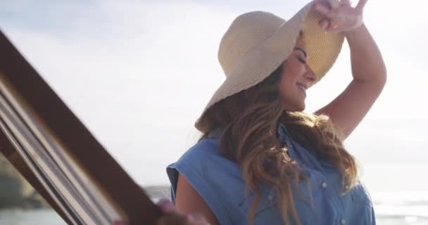 Sunshine Καπέλο Και Ευτυχισμένη Γυναίκα Καρέκλα Στην Παραλία Για Καλοκαιρινές — Αρχείο Βίντεο