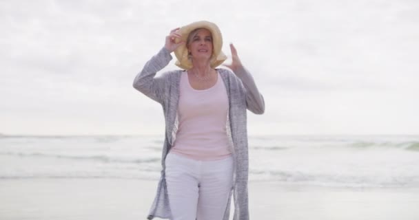 Mutlu Olgun Bir Kadın Tatilde Tatilde Yaz Tatilinde Özgürce Sahilde — Stok video