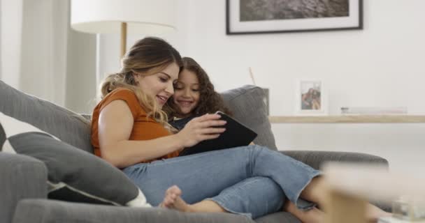 Ibu Anak Dan Tablet Sofa Seri Streaming Dan Film Kartun — Stok Video