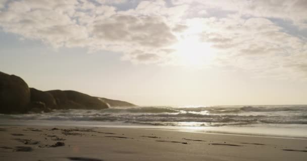 Ώριμο Ζευγάρι Περπατώντας Στην Παραλία Και Κρατώντας Χέρι Στο Ηλιοβασίλεμα — Αρχείο Βίντεο