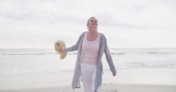 Olgun Kadın Tatilde Özgürce Sahilde Yürümek Emeklilikte Mutlu Yaz Seyahatleri — Stok video