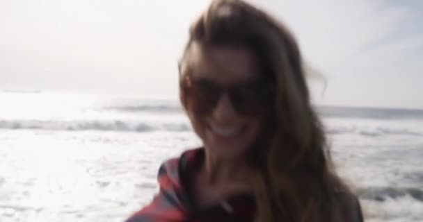 Mujer Sonrisa Libertad Por Mar Viaje Paz Por Playa Aire — Vídeos de Stock