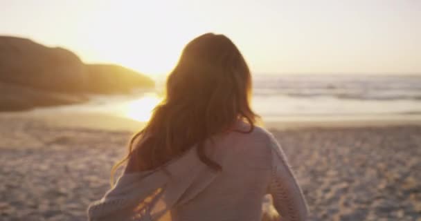 Puesta Sol Aventura Mujer Feliz Playa Con Libertad Las Vacaciones — Vídeos de Stock