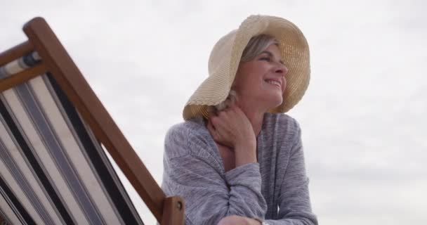 Düşünmek Yaşlı Kadın Tatilde Plajda Sandalyeyle Özgürce Dinlenmek Gemi Yolculuğu — Stok video