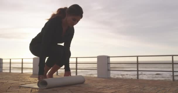 Yoga Hasırı Sağlık Ruh Sağlığı Stres Için Plajda Başlangıç Kadın — Stok video