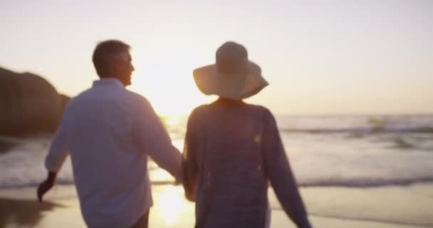Щаслива Пара Ходить Пляжі Рука Тримається Під Час Заходу Сонця — стокове відео