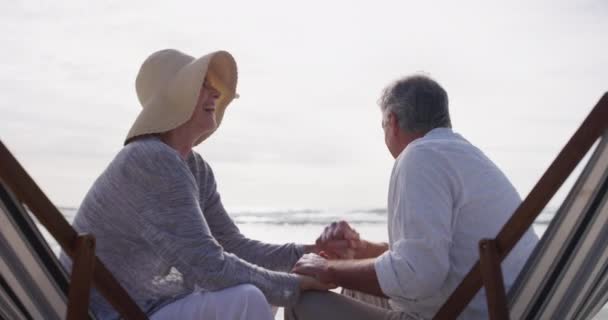 Starší Pár Smích Ruka Drží Plážové Frontě Manželství Objetím Venkovní — Stock video