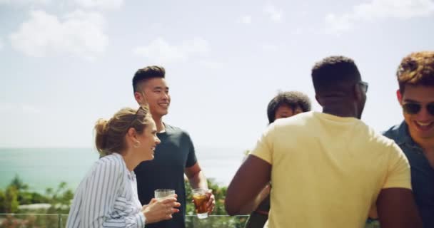 Barátok Egészségére Szabadtéri Tetőn Alkohol Koktél Társadalmi Esemény Kötődés Sokszínűség — Stock videók