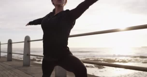 Femme Yoga Coucher Soleil Paix Sur Promenade Plage Bien Être — Video