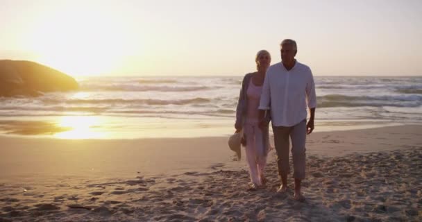 Pareja Caminando Por Playa Sosteniendo Mano Noche Casado Vacaciones Aire — Vídeos de Stock