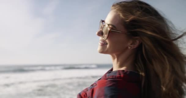 Kobieta Uśmiech Wolność Nad Oceanem Podróże Pokój Plaży Świeżym Powietrzu — Wideo stockowe
