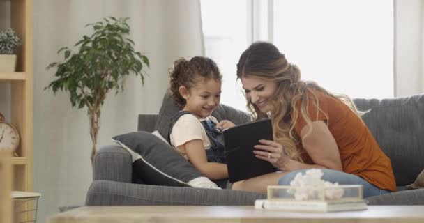 Moeder Kind Tablet Bank Streaming Series Tekenfilm Mobiele App Mam — Stockvideo