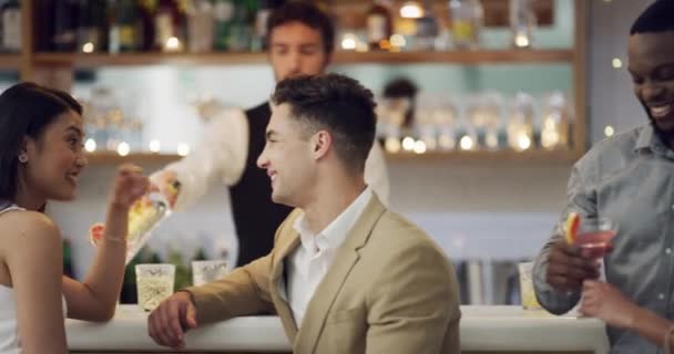 Barátok Koktélok Örömmel Beszélgetnek Étteremben Party Esemény Vagy Ünnepség Éljenzéssel — Stock videók