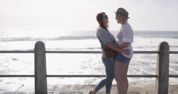 Lésbicas Casal Amor Praia Com Beijo Romance Abraço Para Férias — Vídeo de Stock