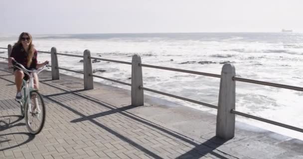 Vrouw Fiets Vrijheid Promenade Glimlach Vakantie Aan Strand Zee Golven — Stockvideo
