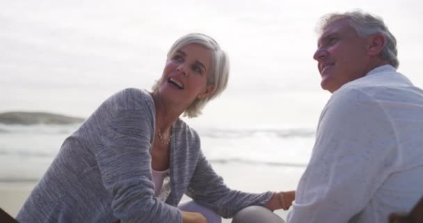 Ηλικιωμένο Ζευγάρι Ευτυχισμένη Και Χέρι Εκμετάλλευση Στην Παραλία Και Γάμο — Αρχείο Βίντεο