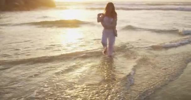 Puesta Sol Olas Mujer Feliz Agua Con Libertad Las Vacaciones — Vídeos de Stock