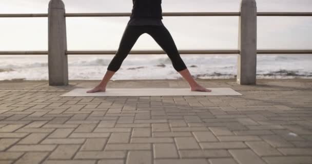 Strand Gezicht Vrouw Met Yoga Strijder Stretching Mindset Natuur Voor — Stockvideo