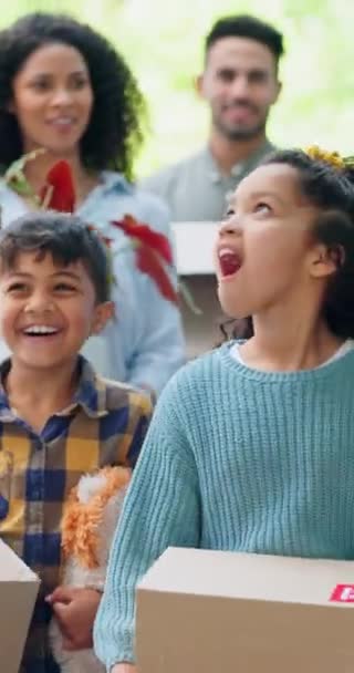 Nový Domov Krabice Rodina Děti Rodiče Stěhují Pro Investice Nemovitostí — Stock video
