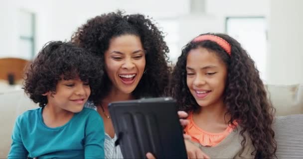 孩子和平板电脑 用于家庭教育 电子学习和沙发上的网络游戏 还有有趣的视频或电影流 快乐的跨种族家庭和孩子们在学校网站上的数字技术 — 图库视频影像