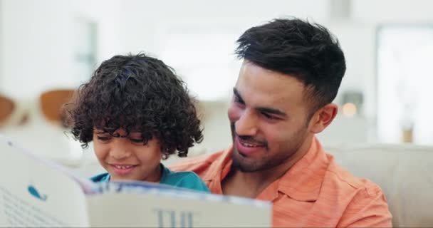 Ayah Anak Dan Buku Untuk Bercerita Sofa Belajar Dan Fantasi — Stok Video
