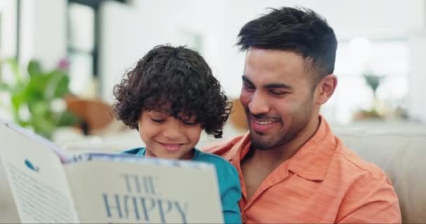 Ojciec Syn Książka Opowiadania Kanapie Uczenia Się Fantazji Uśmiechem Relaksu — Wideo stockowe