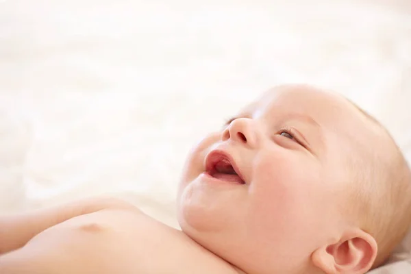 Bebeğim Yatakta Gülümse Gelişmekte Olan Küçük Çocuğun Komik Gülüşü Masum — Stok fotoğraf