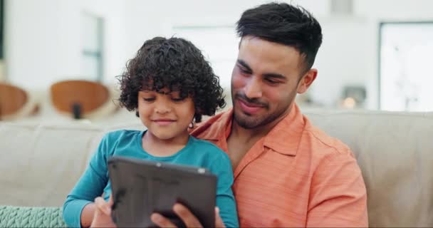 Baba Çocuk Tablet Evde Eğitim Öğrenim Online Oyunlar Kanepede Destek — Stok video