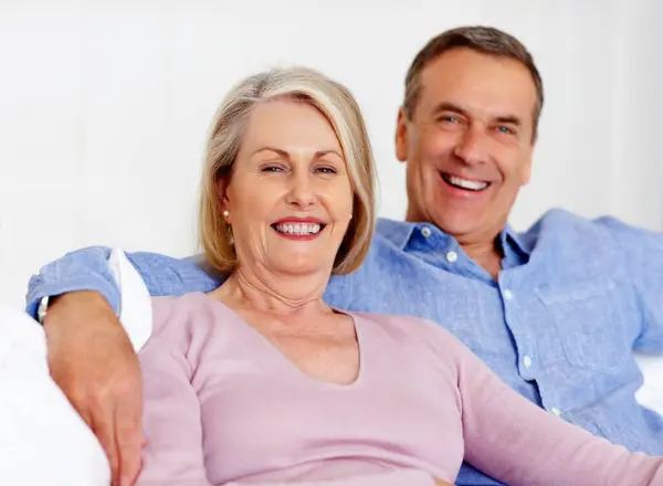 高齢者 カップル 肖像画 またはソファーでサポート そして退職後の家庭での結婚に満足しています シニア 笑顔で リビングルーム ケアと家での愛 — ストック写真