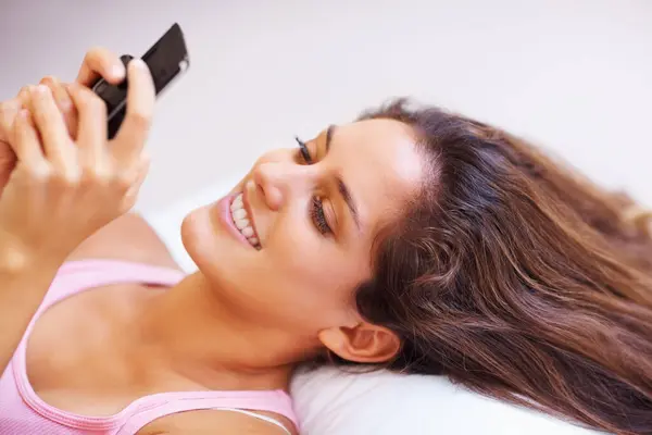 Chica Feliz Lectura Teléfono Inteligente Para Texto Mensaje Chat Por —  Fotos de Stock