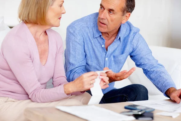 Ontvangst Schuld Senior Paar Met Computer Huis Voor Pensioensparen Pensioenplanning — Stockfoto