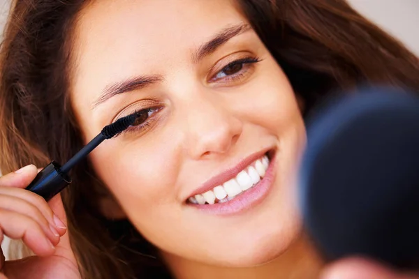 Cermin Makeup Dan Wanita Bahagia Dengan Aplikasi Sikat Maskara Rumah — Stok Foto